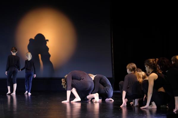 Uden grænser #Sønderjylland Suite (uddrag). En dansk tysk dansefortælling om grænser og fællesskab